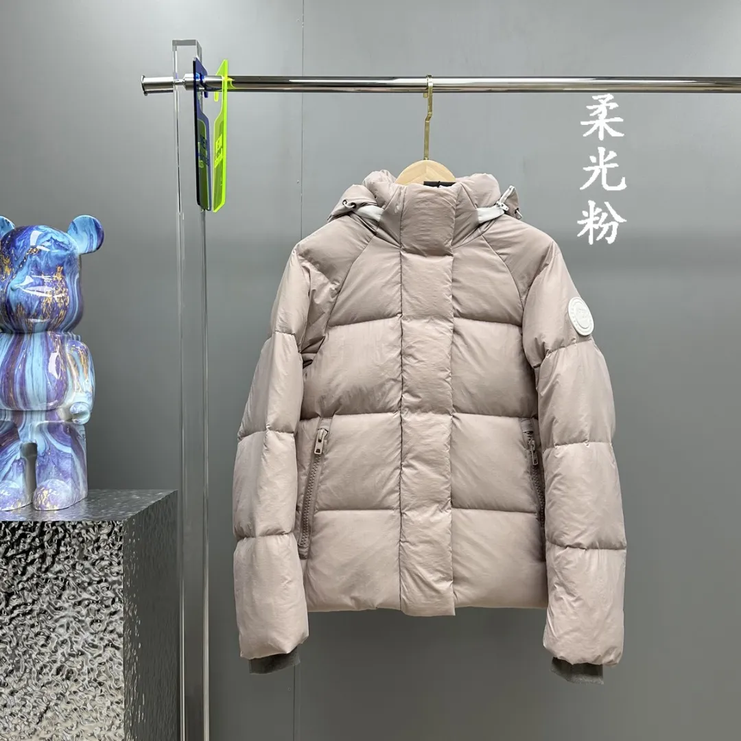 P780 𝗖𝗔𝗡𝗔𝗗𝗔 𝗚𝗢𝗢𝗦𝗘/Canada Goose capsule series macaron white label down jacket Fabric: Made of soft EnduraLuxe fabric imported from DuPont, CORDURA, USA, which enhances the durability of easy-to-wear parts, is lightweight and durable; the liner is made of 400T anti-velvet gallbladder, which is comfortable, soft and non-velvet. Hat: It has a detachable hood, which can be adjusted in two directions, and is also filled with down, which brings greater softness and wrapping around the head and neck, and is full of warmth. This parka has white trim at the back and around the hood, and the hood hardware is all original and custom-made to match the soft color of the fabric. Goose logo: The official website’s new series of large goose logos made of silicone, non-embroidered logos. Length: Fit hip-length. Accessories: The chest chain and pocket chain are all customized by YKK zipper company, and the zippers are consistent with the original color of the clothes; the zipper placket and inner straps are customized with the original Canada Goose logo; the cuffs are made of cashmere ribbing to increase comfort and lock in heat. Pockets: 3 exterior pockets: Fleece-lined hand-warmer pockets with two-way zipper closure for easy access. Security pocket with zipper closure under fly; 2 interior pockets: drop-in pocket Colors: Melt Blue, Moonlight Lime, Soft Pink, Beichen White Sizes: 𝗫𝗦-𝗦-𝗠